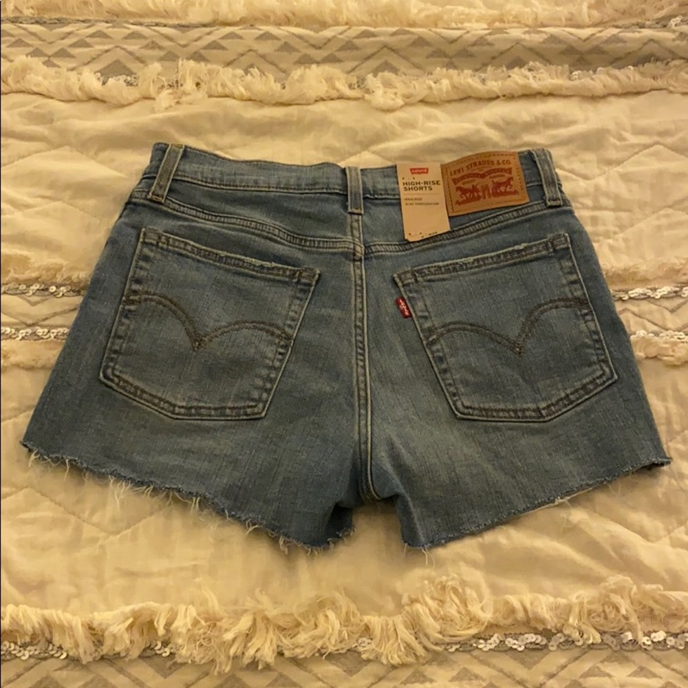 NWT Levi’s High Rise Shorts (Size 6)